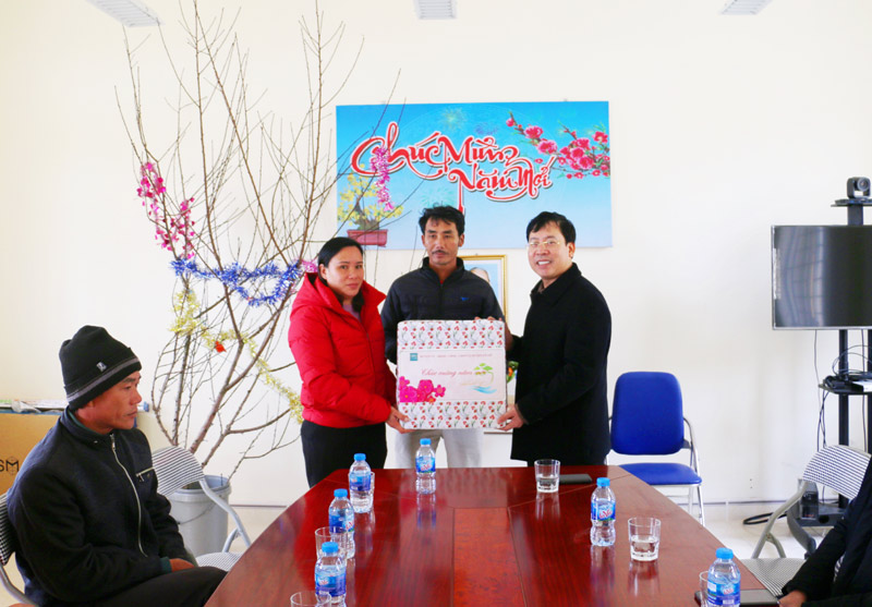 Bí thư Huyện ủy, Chủ tịch UBND huyện Cô Tô Trần Như Long tặng quà, chúc tết nhân dân thôn đảo Trần.