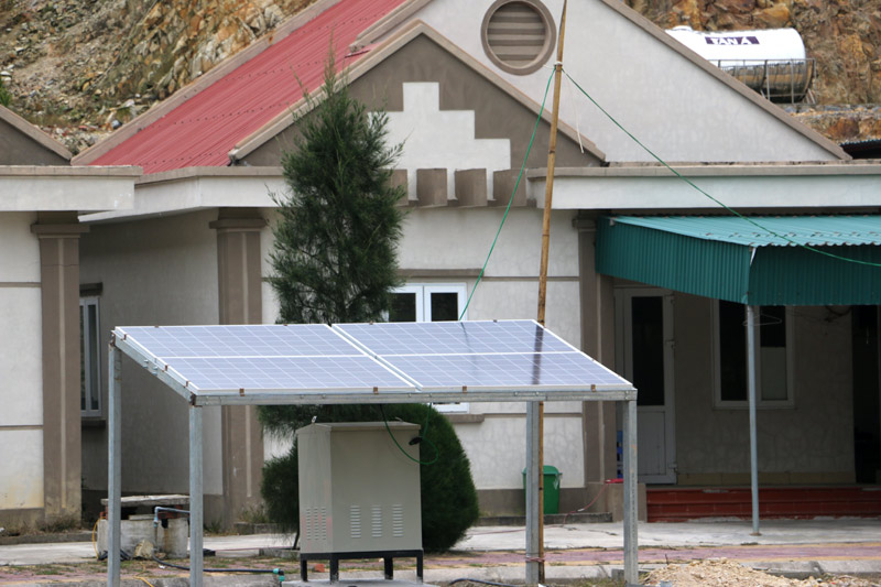 Dàn pin năng lượng mặt trời sẽ giúp nhân dân thôn Trần đón Xuân mới đầy đủ và phấn khởi hơn.