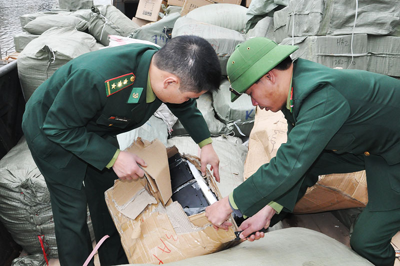 CBCS Đồn Biên phòng Bắc Sơn kiểm đếm số hàng nhập lậu.