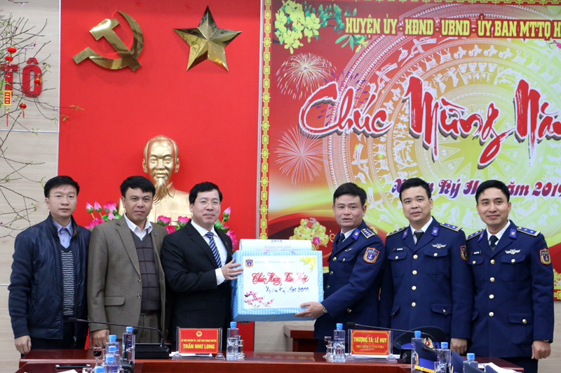  Đoàn công tác Bộ Tư lệnh Vùng Cảnh sát biển 1 tặng quà tết huyện Cô Tô.