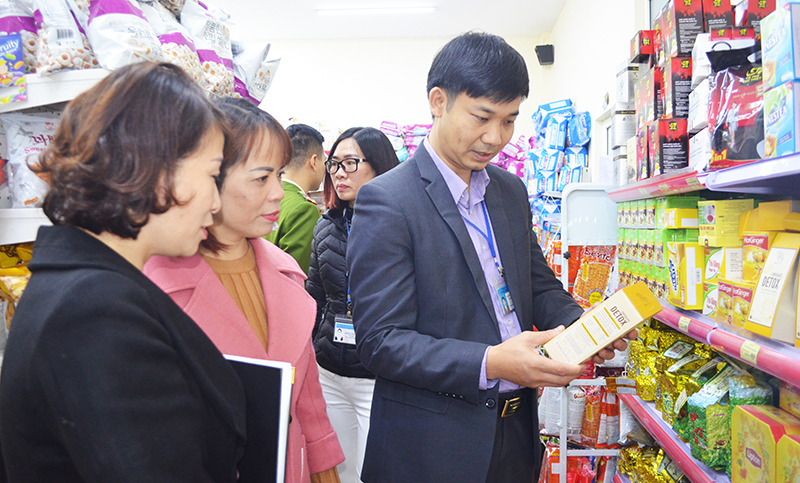 Đoàn kiểm tra liên ngành về ATTP số 3 của tỉnh kiểm tra Siêu thị TH tại phường Thanh Sơn, TP Uông Bí