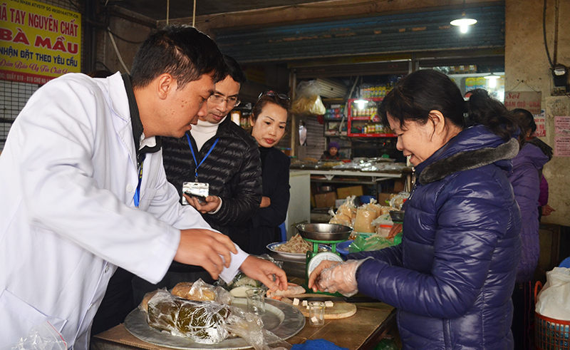 Thành viên đoàn lấy mẫu test nhanh mẫ thực phẩm tại chợ Hạ Long. Kết quả đảm bảo ATTP
