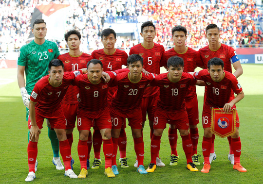 Đoàn Văn Hậu (số 5) cùng đồng đội tiến vào tứ kết Asian Cup 2019