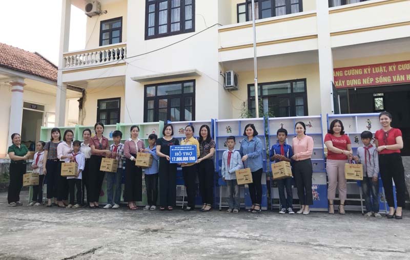 Hội LHPN TP Cẩm Phả trao tặng góc học tập cho trẻ em có hoàn cảnh khó khăn trên địa bàn xã Vô Ngại.