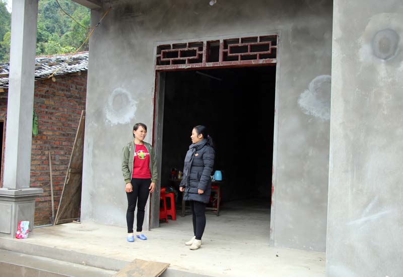 Niềm vui của chị Đặng Thị Thu (bên trái), thôn, xã Lục Hồn khi được hỗ trợ xây dựng lại ngôi nhà mới khang trang.