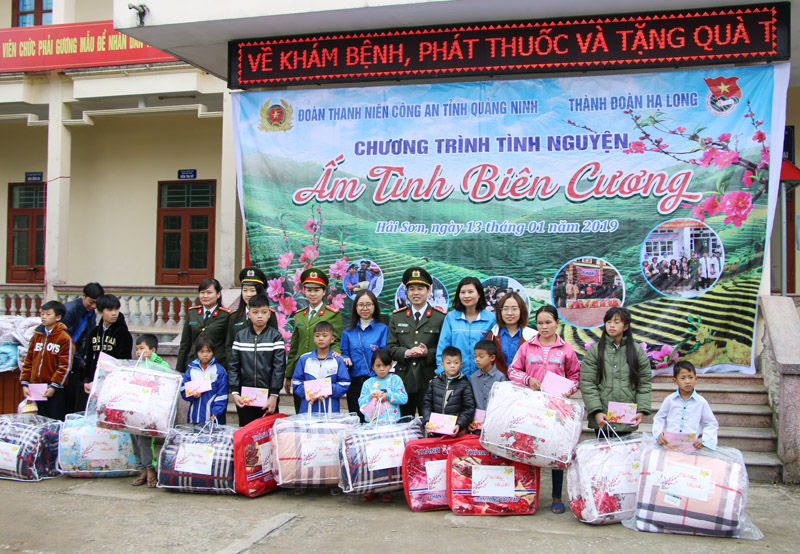 Đoàn Thanh niên Công an tỉnh tặng quà cho trẻ em nghèo xã Hải Sơn (Móng Cái).