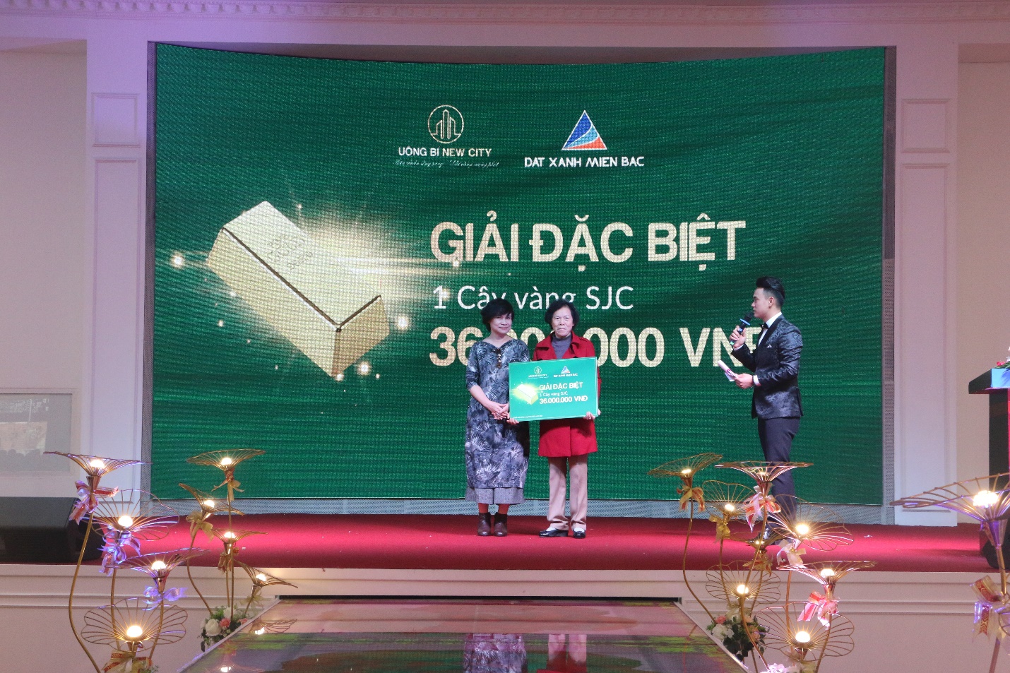 Bà Phạm Thị Vinh (TP Hạ Long, Quảng Ninh) – Khách hàng trúng giải đặc biệt tại sự kiện.