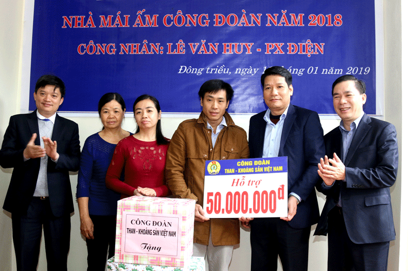 Lãnh đạo Công đoàn TKV và Công đoàn Công ty than Mạo Khê trao hỗ trợ Mái ấm công đoàn cho gia đình hai anh Hoan, Huy.