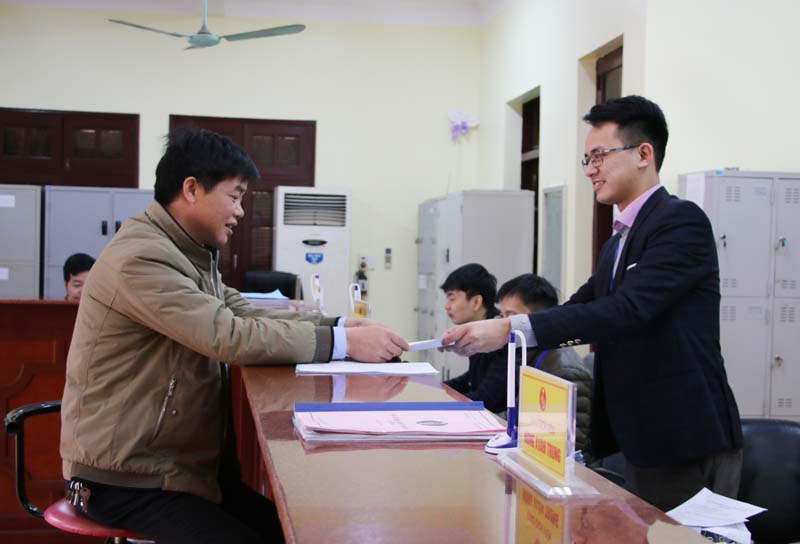 Cán bộ, công chức cơ quan Kho bạc huyện Bình Liêu giữ thái độ niềm nở, lịch sự trong giao dịch khách hàng.