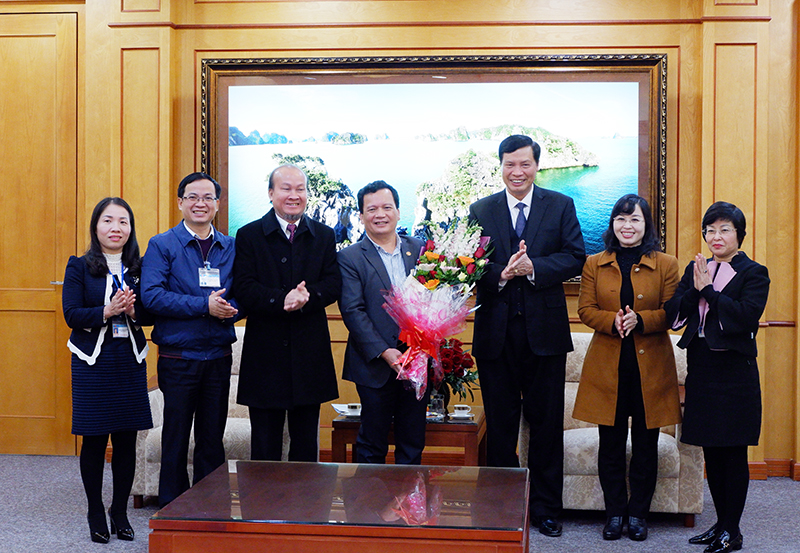 Chủ tịch UBND tỉnh Nguyễn Đức Long tặng hoa chúc mừng ngành KBNN tỉnh hoàn thành xuất sắc nhiệm vụ năm 2018.