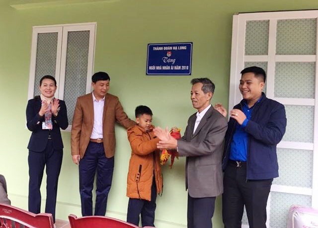Em Nguyễn Thanh Bình, phường Việt Hưng, phấn khởi được nhận bàn giao nhà ở mới. 