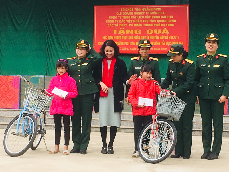 Đoàn Thanh niên Bộ CHQS tỉnh phối hợp tặng xe đạp cho 2 học sinh có hoàn cảnh khó khăn tại xã Đồng Văn, huyện Bình Liêu. Ảnh: Văn Đảm: Bộ CHQS tỉnh