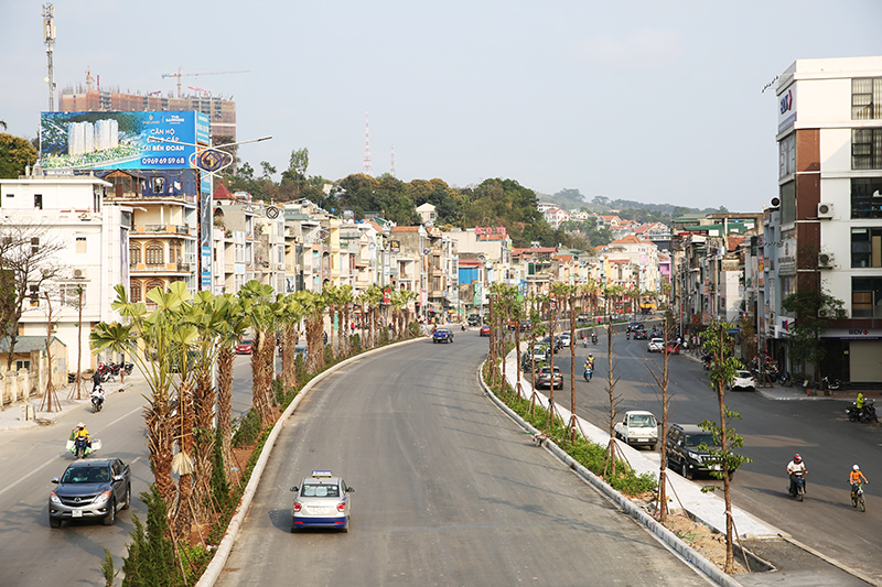 Tuyến đường Nguyễn Văn Cừ được nâng cấp, cải tạo góp phần tạo diện mạo khang trang cho TP Hạ Long.