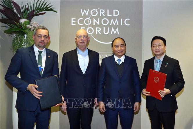 Thủ tướng Nguyễn Xuân Phúc gặp Chủ tịch điều hành và sáng lập WEF Klaus Schwab chứng kiến Lễ ký thỏa thuận hợp tác về xây dựng sáng kiến rác thải nhựa . Ảnh: Thống Nhất/TTXVN