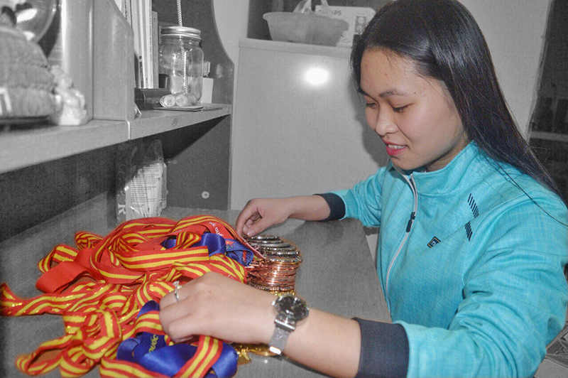 Xạ thủ Nguyễn Thị Thảo cùng bộ sưu tập huy chương đồ sộ ở tuổi 20.