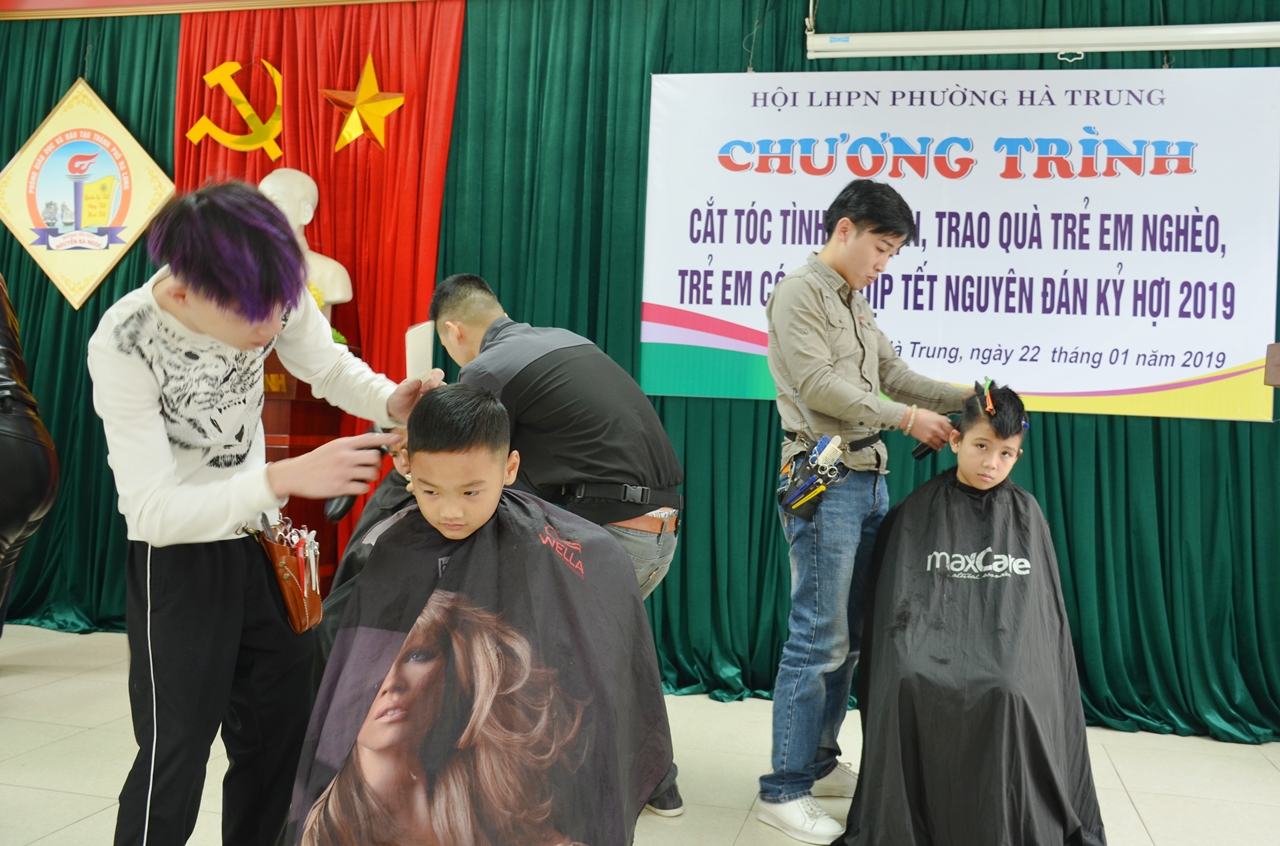 Cắt tóc miễn phí cho trẻ em nghèo do Hội Phụ nữ phường Hà Trung (Hạ Long) tổ chức