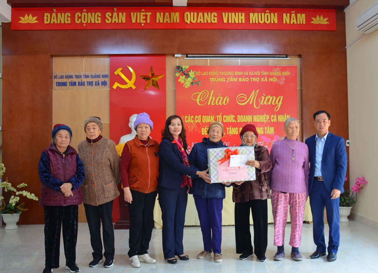 Hội Chữ thập đỏ tỉnh tặng quà tết cho người già neo đơn tại Trung tâm Bảo trợ xã hội tỉnh (Uông BÍ)
