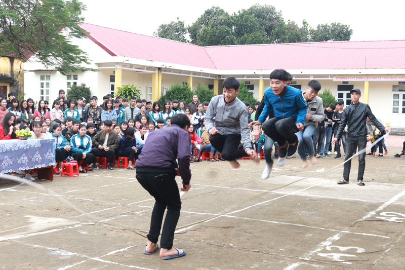 Nhiều học sinh nam thi nhảy dây tập thể.