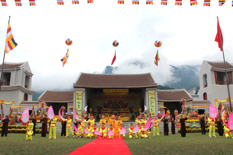 As one of the biggest and longest festivals  of the year, Yen Tu Spring Festival often lures millions of pilgrims and tourists. 