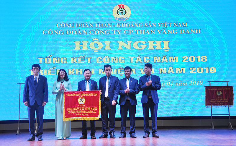 Đồng chí Đỗ Thị Ninh Hường, Phó Chủ tịch Thường trực LĐLĐ tỉnh trao cờ thi đua của Tổng LĐLĐ Việt Nam cho Công đoàn Công ty CP than Vàng Danh.