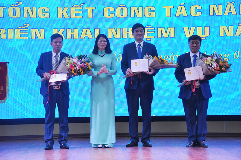 Các cá nhân được tặng Bằng lao động sáng tạo của Tổng LĐLĐ Việt Nam.