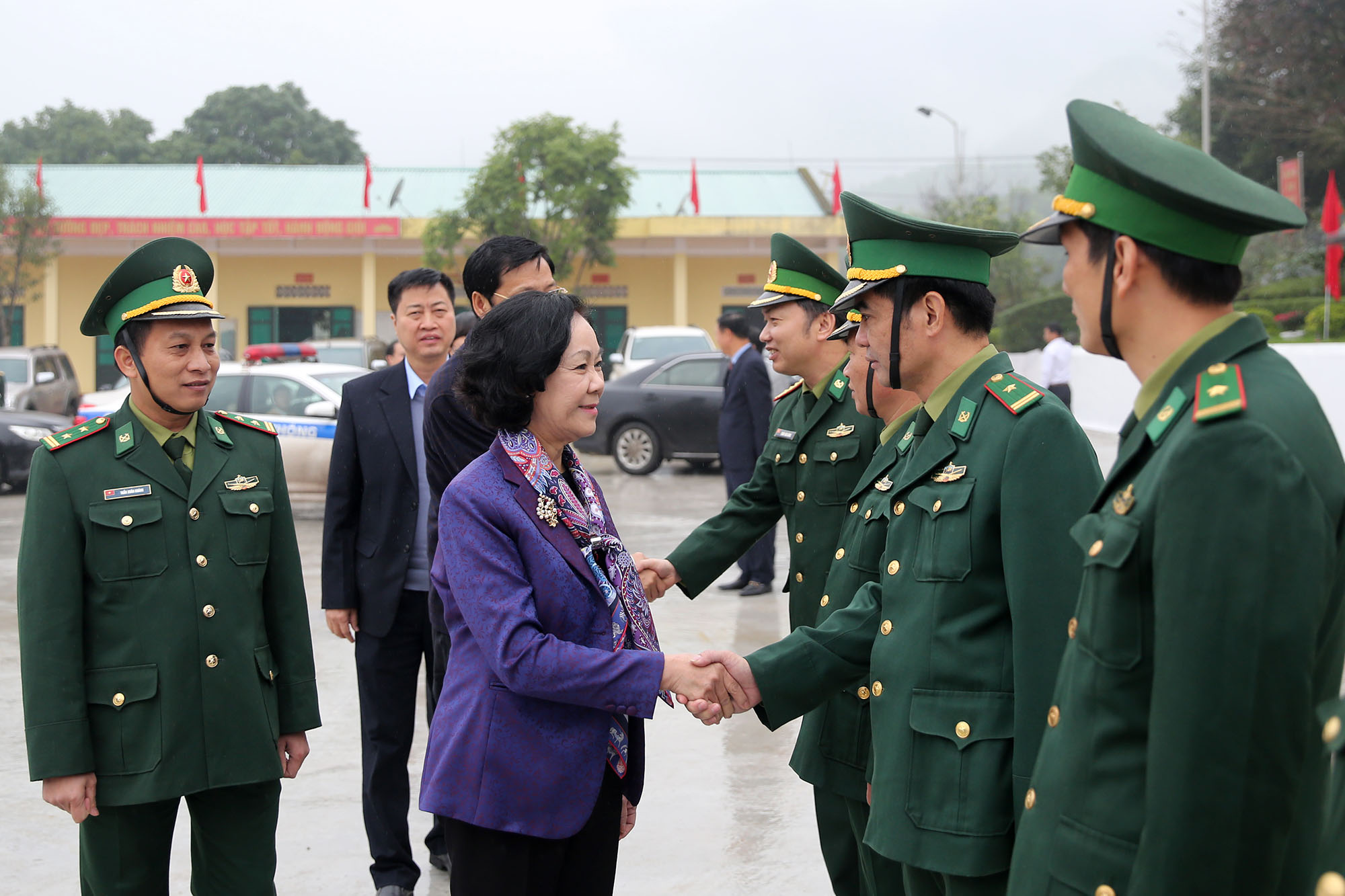 Trương Thị Mai, Ủy viên Bộ Chính trị, Bí thư Trung ương Đảng, Trưởng Ban Dân vận Trung ương tới thăm cán bộ, chiến sỹ đồn biên phòng Quảng Đức.