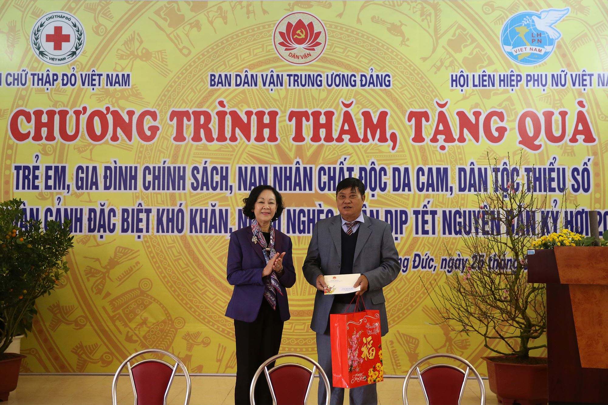 Đồng chí Trương Thị Mai tặng quà tết cho ông Phùn Hợp Sềnh, đại biểu quốc hội khóa VIII.