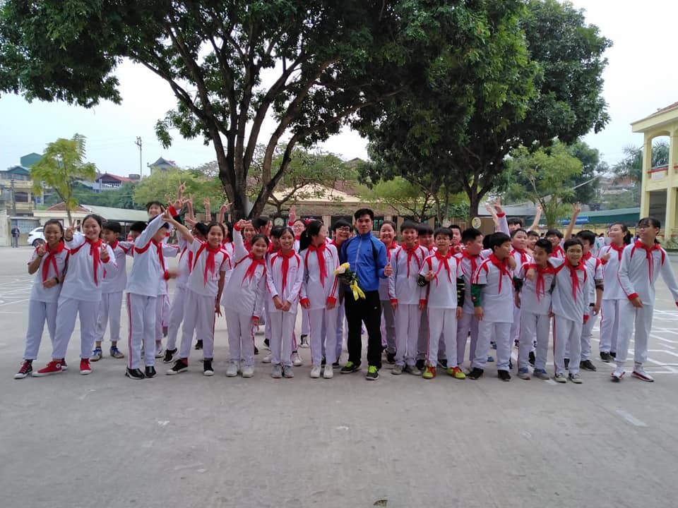 Thầy trò khởi động trước giờ thi giáo viên dạy giỏi cấp tỉnh môn thể dục tại Trường THCS Hòa Lạc (Móng Cái).