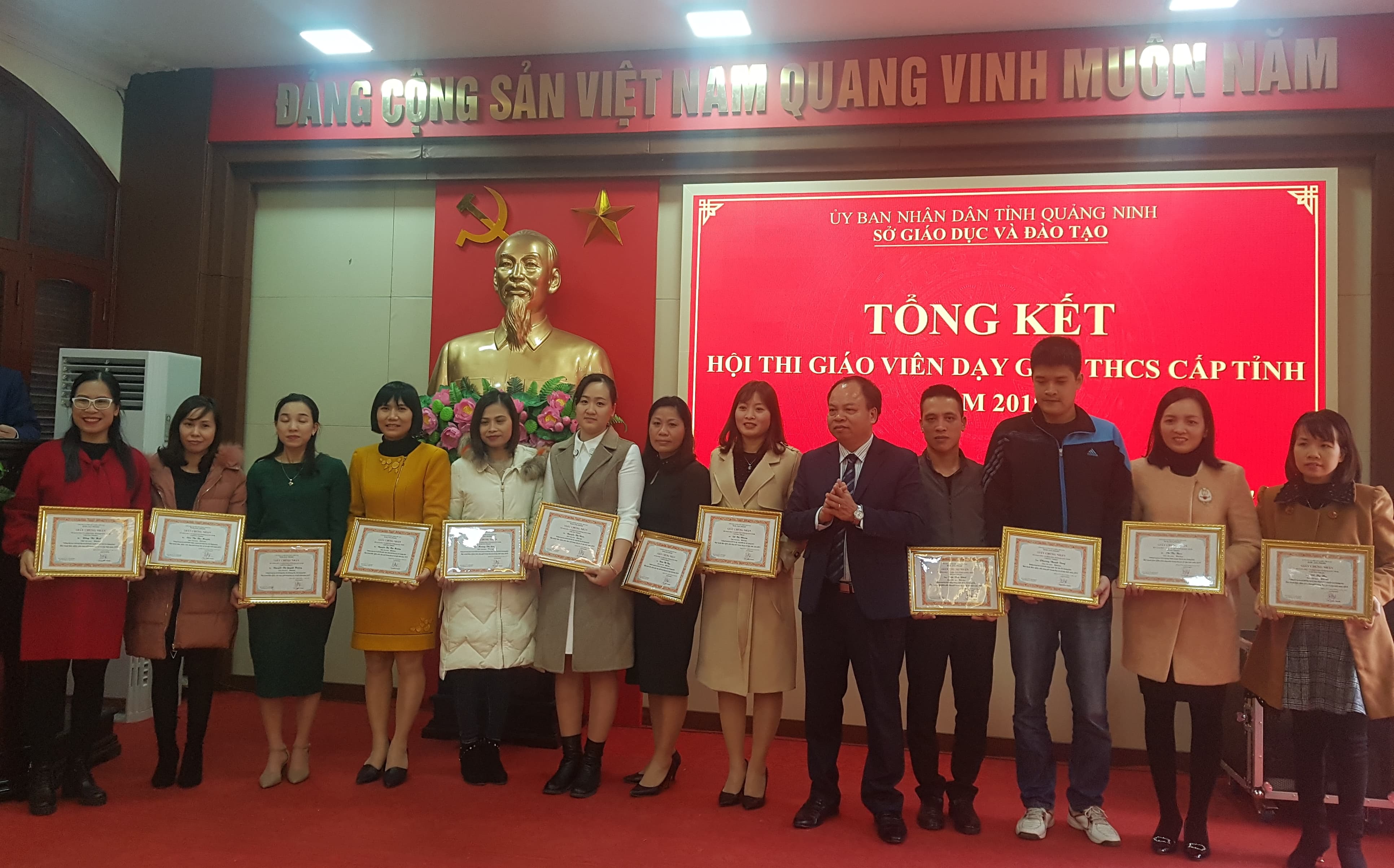 Phó Giáo đốc Sở GDĐT Nguyễn Văn Tuế trao giấy chứng nhận Giáo viên dạy giỏi cấp tỉnh cho các đồng chí giáo viên môn Hóa học.