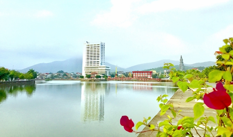 Trung tâm dịch vụ, thương mại, văn hóa thể thao TP Uông Bí nằm trên thửa đất đắc địa bên hồ sông Sinh (phường Quang Trung) cũng là vùng lõi trung tâm đô thị Uông Bí