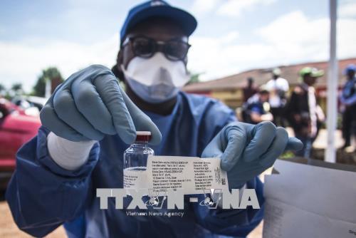 Nhân viên y tế chuẩn bị vaccine Ebola để tiêm cho người dân tại Mbandaka, CHDC Congo ngày 21/5/2018. Ảnh: EPA-EFE/TTXVN