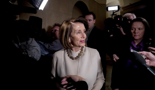 Chủ tịch hạ viện Nancy Pelosi có mặt tại quốc hội Mỹ hôm 25/1. Ảnh: AFP.