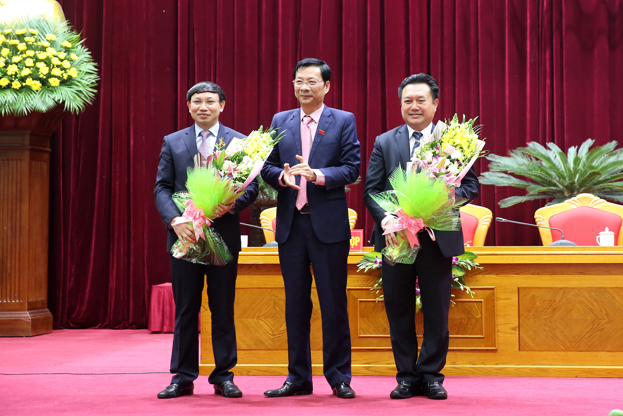 Đồng chí Nguyễn Văn Đọc, Bí thư Tỉnh ủy, Chủ tịch HĐND tỉnh tặng hoa cho đồng chí Nguyễn Xuân Ký và đồng chí Nguyễn Đức Thành đã hoàn thành nhiệm vụ.