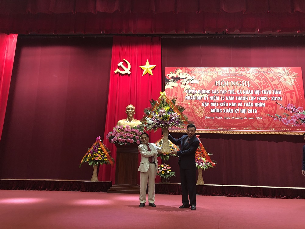 Đồng chí Nguyễn Văn Hưởng, Ủy viên Ban thường vụ tỉnh ủy, Trưởng Ban dân vận, Chủ tịch  Ủy ban MTTQ tỉnh tặng hoa chúc mừng hội nghị.