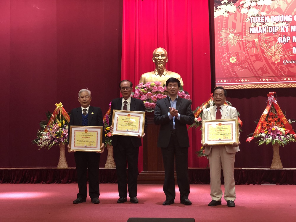 Trao khen thưởng cho các tập thể và cá nhân có thành tích xuất sắc nhân dịp kỷ niệm 15 năm thành lập Hội TNVK.