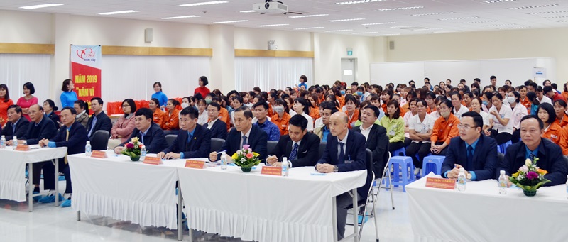 Các đại biểu và CNLĐ dự chương trình Tết sum vầy tại Chi nhánh Công ty TNHH Yazaki Hải Phòng Việt Nam tại Quảng Ninh. 