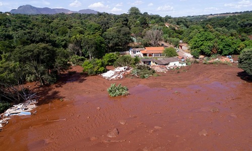 Bùn tràn vào khu dân cư thị trấn Brumadinho sau vụ vỡ đập. Ảnh: Reuters.