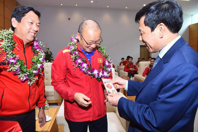 Bộ trưởng Nguyễn Ngọc Thiện đã tặng phong bao lì xì may mắn tới HLV Park Hang-seo và các thành viên đội tuyển bóng đá Việt Nam nhân dịp Tết Nguyên đán của người Việt.