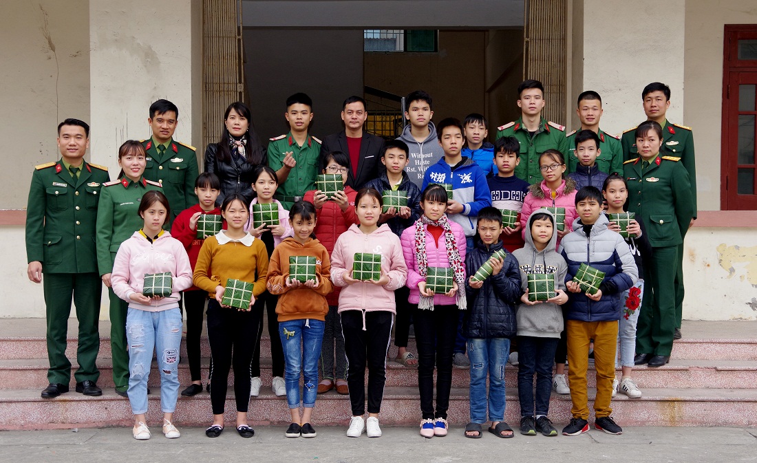 Đoàn Thanh niên Bộ CHQS tỉnh tặng bánh chưng cho trẻ em có hoàn cảnh khó khăn.