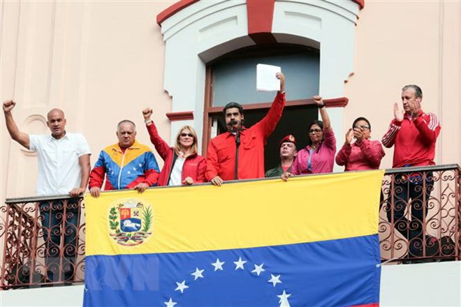 Tổng thống Venezuela Nicolas Maduro (giữa) phát biểu trong cuộc míttinh ủng hộ Chính phủ của ông tại Caracas, Venezuela, ngày 23/1/2019. (Ảnh: THX/TTXVN)