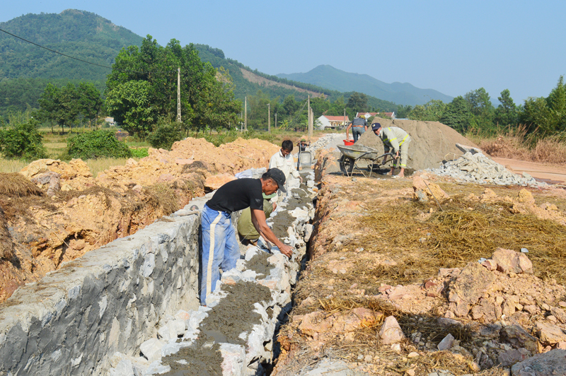 Đầu tư hạ tầng đường bộ tại thôn Bằng Cả, xã Quảng La, huyện Hoành Bồ. 