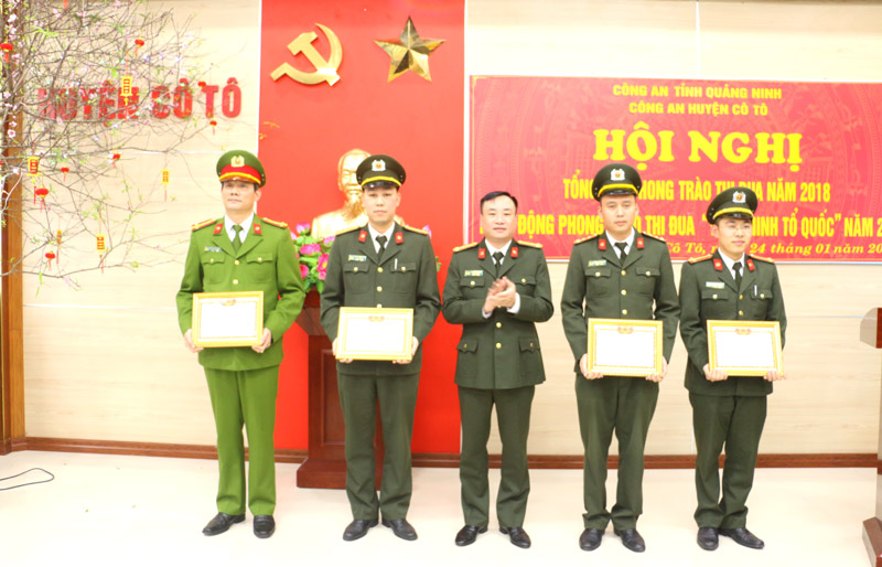 CA tỉnh Quảng Ninh tặng danh hiệu Chiến sĩ thi đua cơ sở cho các cá nhân.