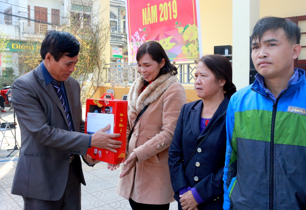 Đại diện lãnh đạo Hội Nhà báo tỉnh trao quà Tết cho các đối tươngj chính sách, các gia đình có hoàn cảnh khó khăn trên địa bàn huyện Bình Liêu.