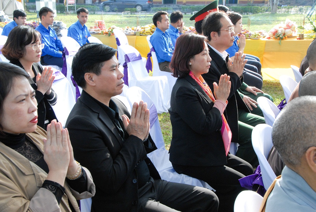 Lãnh đạo tỉnh, huyện Tiên Yên tham dự đại lễ cầu siêu.
