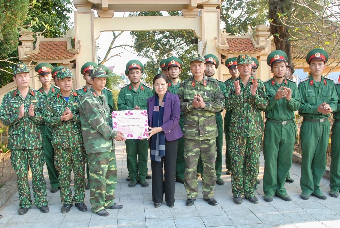 Đồng chí Đỗ Thị Lan, Trưởng Đoàn ĐBQH tỉnh, tặng quà, động viên các CBCS Đội quy tập của Bộ CHQS tỉnh đang làm nhiệm vụ tại Nghĩa trang liệt sĩ huyện Tiên Yên.