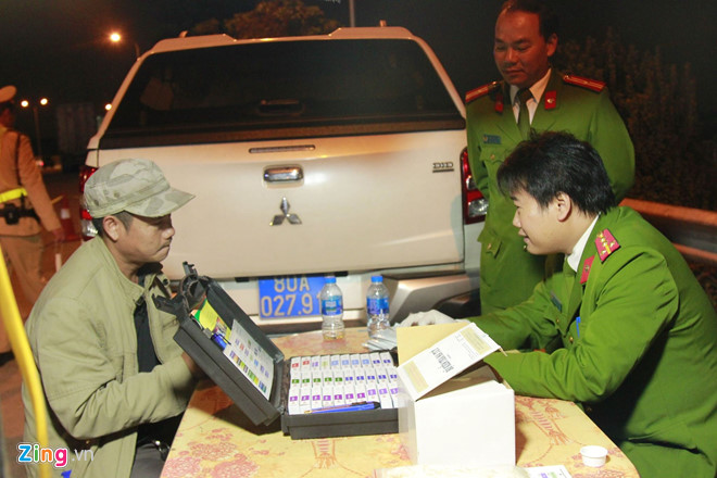 Cục CSGT cùng Viện Khoa học hình sự (Bộ Công an) ra quân tổng kiểm tra tài xế sử dụng ma túy. Ảnh: Nguyễn Nhung.