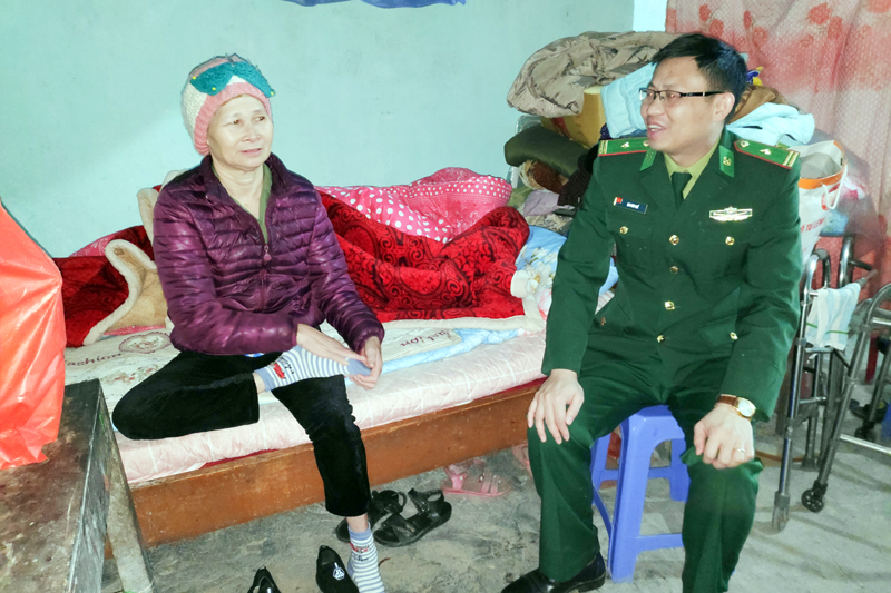Cán bộ Đồn Biên phòng cửa khẩu Hoành Mô tặng quà Tết cho gia đình ông Trần Đồng Vông ở thôn Cửa Khẩu, xã Hoành Mô (Bình Liêu) 