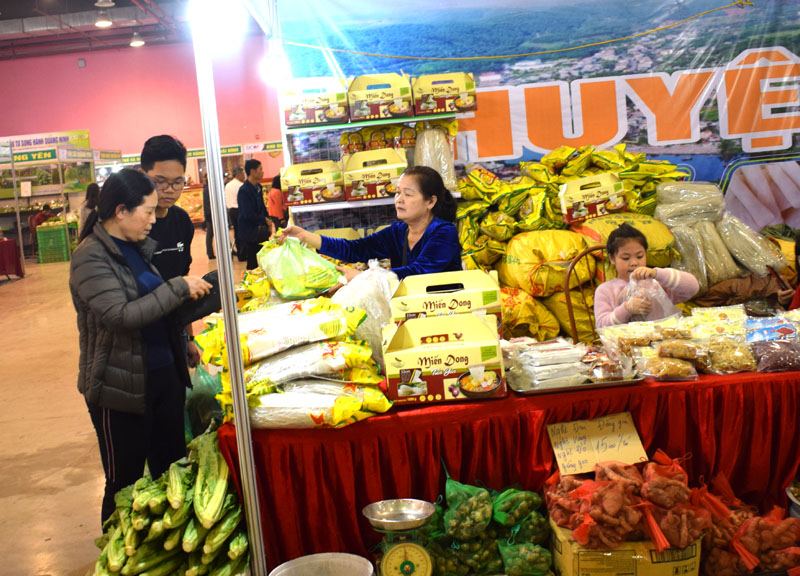 Năm dầu tiên miến dong mang lo gô thương hiệu Miến dong Tiên Yên được bán tại Hội chợ OCOP