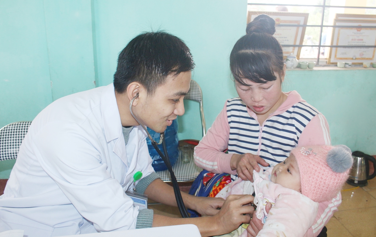 Bác sĩ Bệnh viện Sản Nhi Quảng Ninh khám bệnh cho bệnh nhi.