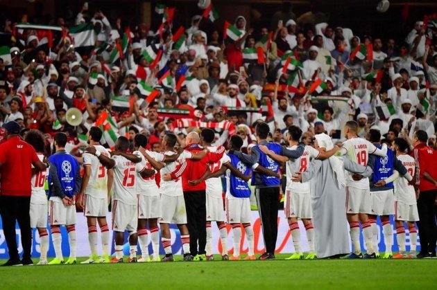  Hoàng thân UAE mong muốn phủ trắng khán đài sân Mohammed bin Zayed trong trận đấu gặp Qatar.